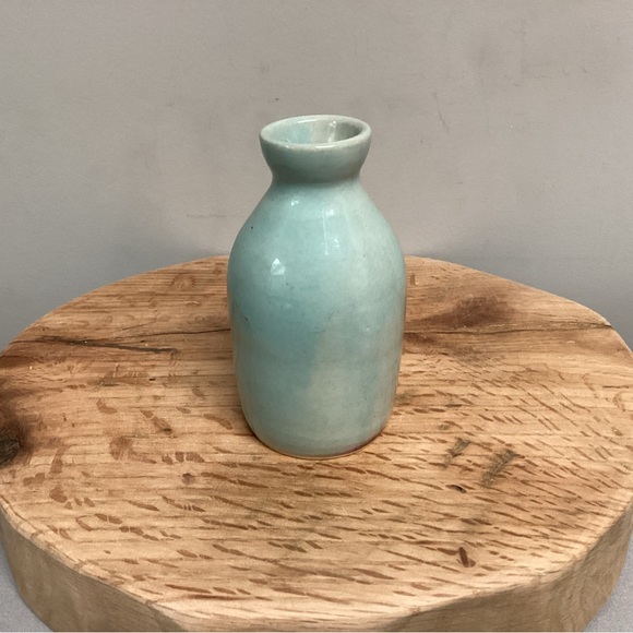 🟢 Beautiful Ceramic / Stoneware Crafted Old Fashion Milk Bottle Look Decor Vase - Picture 4 of 13